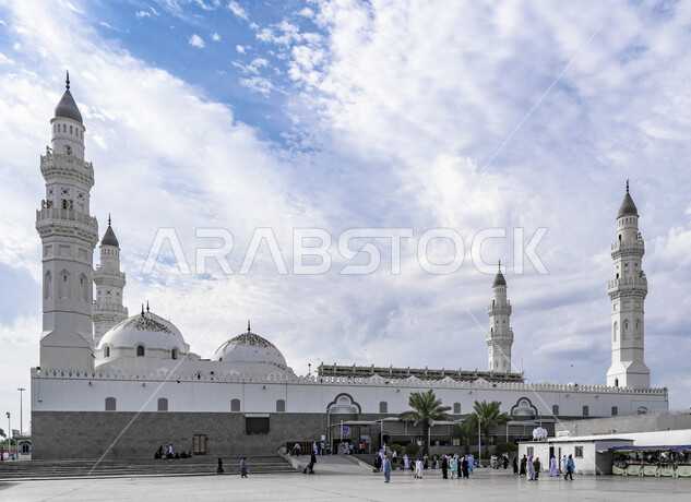 صورة لساحة مسجد قباء في المدينة المنورة، المدينة المنورة، مسجد قباء، منظر جمالي للمسجد مع السحب، مأذنة المسجد، المملكة العربية السعودية