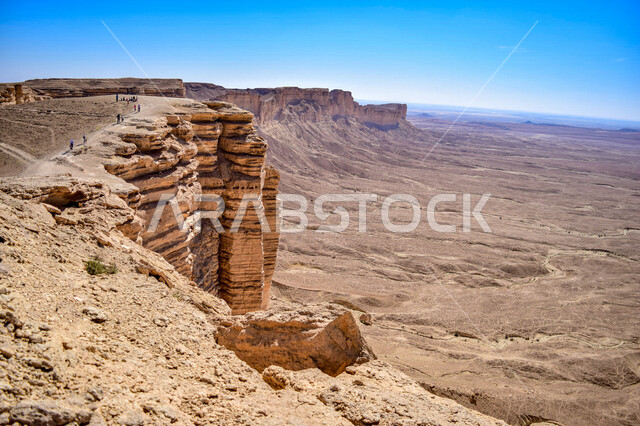 صورة لجبال طويق بنجد، حافة جبلية في الرياض بالمملكة العربية السعودية، معالم واثار، الطبيعة في السعودية