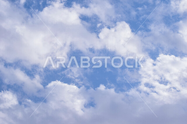 صورة مقربة للسماء الزرقاء  مع الغيوم