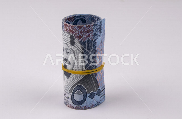 صورة لرزمة نقود سعودية، العملة الورقية السعودية، خلفية، الريال السعودي من فئة الخمسمائة