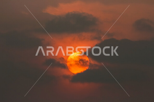 صورة ظلية للشمس، منظر طبيعي خلاب اثناء غروب الشمس، جمال الشمس المغطاة بالغيوم، جمال الطبيعة