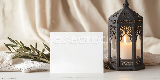  لوحة بيضاء فارغة بجانب فانوس رمضاني, مفهوم الاحتفال بالمناسبات والأعياد الدينية الاسلامية في المملكة العربية السعودية، الفوانيس المعدنية التقليدية, ديكورات وزينة رمضان المبارك, البهجة بقدوم شهر الخير، الأجواء الروحانية المميزة