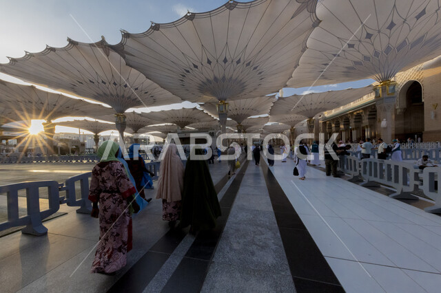 المسجد النبوي الشريف بالمدينة المنورة في المملكة العربية السعودية , الفن المعماري والديكور الداخلي للحرم المدني ، معالم دينية إسلامية ، أماكن إسلامية مقدسة