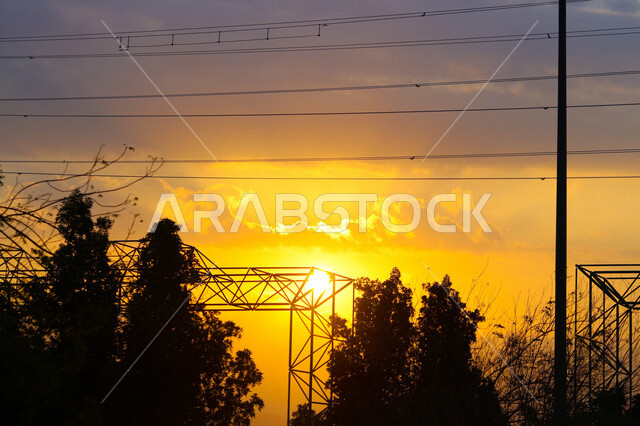 صورة ظلية للاشجار اثناء غروب الشمس، منظر طبيعي خلاب اثناء الغروب، جمال الحدائق الملئية بالاشجار، جمال الشمس اثناء الغروب