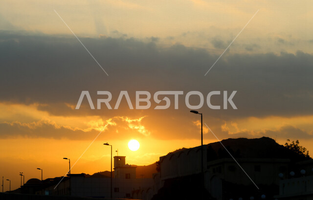 صورة ظلية للمباني اثناء غروب الشمس، منظر طبيعي خلاب اثناء الغروب، جمال المباني والاشجار مع غروب الشمس، جمال الشمس اثناء الغروب