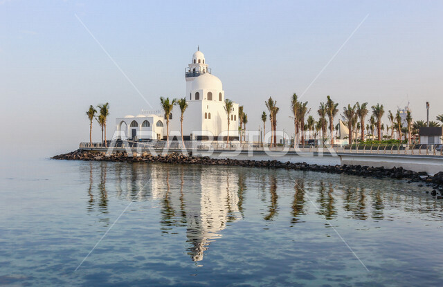 صورة لمسجد شاطئ الكورنيش في جدة بالمملكة العربية السعودية، الواجهة البحرية لكورنيش جدة، جمال الطبيعة في جدة، السياحة في السعودية