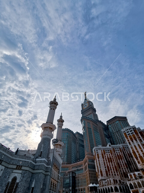 تصوير للماذن وبرج الساعة في مكة المكرمة من زاوية علوية في المملكة العربية السعودية ، بيت الله الحرام ، الحرم المكي الشريف ، جمال المملكة العربية السعودية