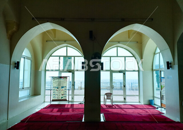 صورة داخلية لمسجد شاطئ الكورنيش في جدة بالمملكة العربية السعودية، جمال الطبيعة في جدة، الفن المعماري الاسلامي في السعودية