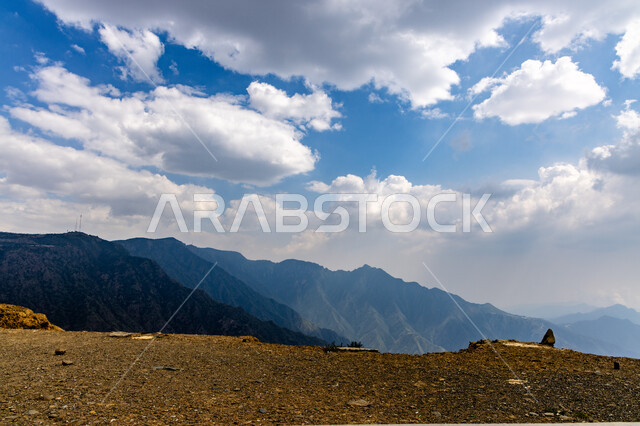 السحب والغيوم الكثيفة المغطية للقمم والمرتفعات والجبال العالية، الطبيعة الجبلية لقرية جبال ألمع في منطقة عسير جنوب غرب المملكة، المعالم التاريخية السياحية المشهورة في السعودية، وجهات جذب واستقطاب السياح والزوار 