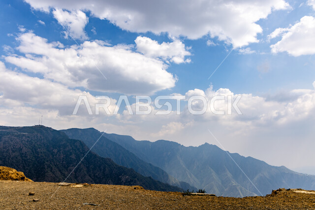 السحب والغيوم الكثيفة المغطية للقمم والمرتفعات والجبال العالية، الطبيعة الجبلية لقرية جبال ألمع في منطقة عسير جنوب غرب المملكة، المعالم التاريخية السياحية المشهورة في السعودية، وجهات جذب واستقطاب السياح والزوار 