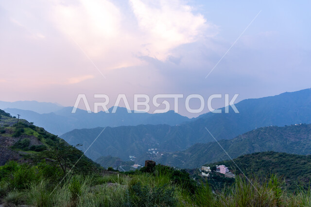 السحب والغيوم الكثيفة المغطية للقمم والمرتفعات والجبال العالية، الطبيعة الجبلية لقرية جبال ألمع في منطقة عسير جنوب غرب المملكة، المعالم التاريخية السياحية المشهورة في السعودية، وجهات جذب واستقطاب السياح والزوار 