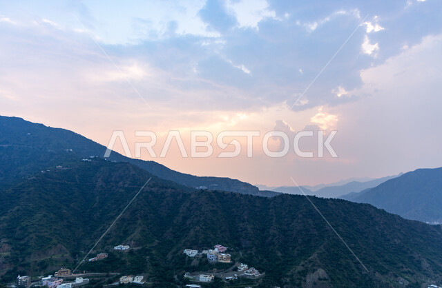 السحب والغيوم الكثيفة المغطية للقمم والمرتفعات والجبال العالية، الطبيعة الجبلية لقرية جبال ألمع في منطقة عسير جنوب غرب المملكة، المعالم التاريخية السياحية المشهورة في السعودية، وجهات جذب واستقطاب السياح والزوار 