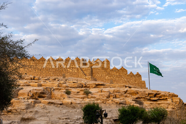 المواقع السياحية التاريخية في المملكة، مباني تراثية في حي الدرعية، وجهات جذب واستقطاب السياح والزوار بالسعودية، البيوت ذات الجدران الطينية القديمة، حي الطريف الأثري في مدينة الرياض، خلفية السماء الملبدة بالغيوم البيضاء