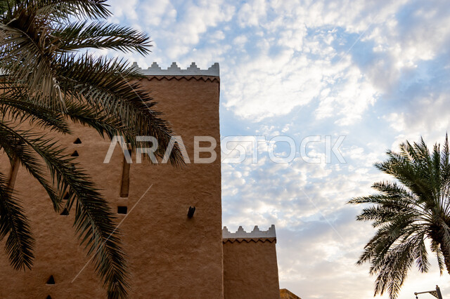 المواقع السياحية التاريخية في المملكة، مباني تراثية في حي الدرعية، وجهات جذب واستقطاب السياح والزوار بالسعودية، البيوت ذات الجدران الطينية القديمة، حي الطريف الأثري في مدينة الرياض، خلفية السماء الملبدة بالغيوم البيضاء