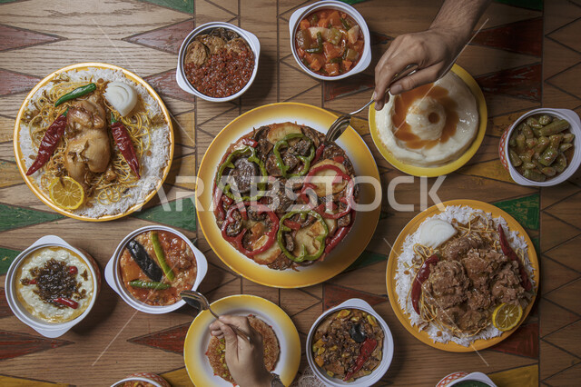 سفرة من المأكولات الشعبية التقليدية الشهية، طاولة مليئة بالوجبات المتنوعة اللذيذة، الأصناف و الأطباق والمقبلات الشرقية، فنون تقديم الطعام في المملكة العربية السعودية، المطبخ السعودي الغني بوصفات الطهي المتميزة