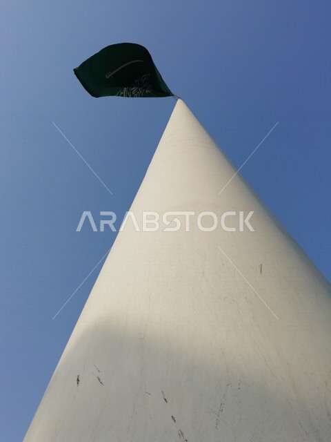 علم المملكة العربية السعودية يرفرف في سماء الزرقاء ، الاحتفال باليوم الوطني السعودي ، العيد الوطني السعودي