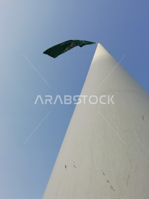 علم المملكة العربية السعودية يرفرف في سماء الزرقاء ، الاحتفال باليوم الوطني السعودي ، العيد الوطني السعودي