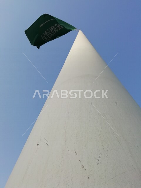 علم المملكة العربية السعودية يرفرف في سماء الزرقاء ، الاحتفال باليوم الوطني السعودي ، العيد الوطني السعودي