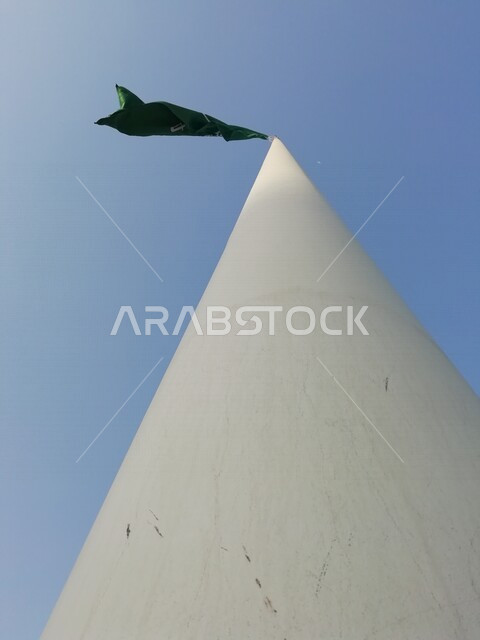 علم المملكة العربية السعودية يرفرف في سماء الزرقاء ، الاحتفال باليوم الوطني السعودي ، العيد الوطني السعودي