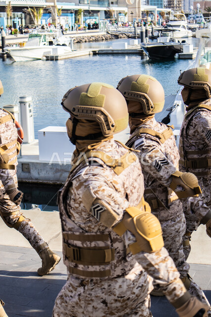 العيون الساهرة لتوفير الأمن والأمان، القوات العسكرية في المملكة العربية السعودية، استعراض لجنود من القوات البحرية العربيين الخليجيين السعوديين يرتدون الزي العسكري الخاص يمشون بظهر مشدود ويقدمون عرضا مميزا، حماية الوطن والدفاع عن الحدود في البر والبحر والجو