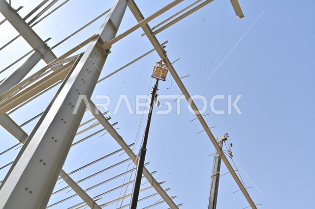  تنفيذ مخطط الإعمار وتشكيل الهيكل المعدني الأولي، أعمال البناء وصب الخرسانات ووضع الأساسات، الآلات والمعدات الثقيلة المستخدمة في العمل، الرافعات والسقالات العالية, مبنى قيد الانشاء في المملكة العربية السعودية, مفهوم الهندسة الانشائية والمعمارية