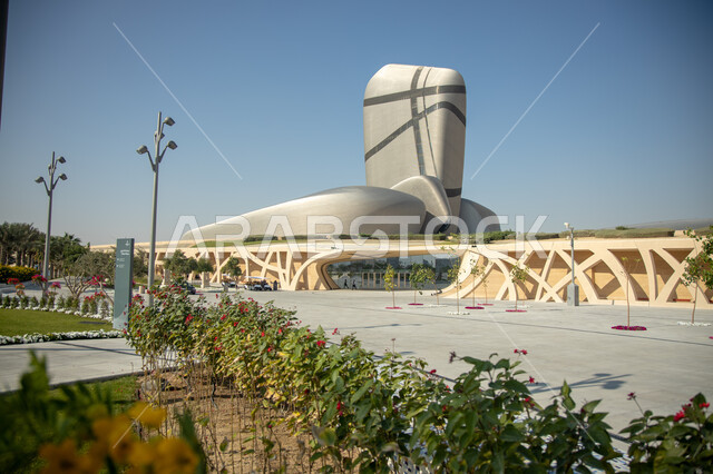  مركز إثراء منارة فكرية ومعلم سياحي مشهور, مركز الملك عبد العزيز الثقافي العالمي في مدينة الظهران، المراكز الثقافية الغنية بالعلم والمعرفة، مكاتب ومتاحف عصرية،الفن الهندسي المعماري للواجهة الخارجية للمبنى على الطراز الحديث في المملكة العربية السعودية