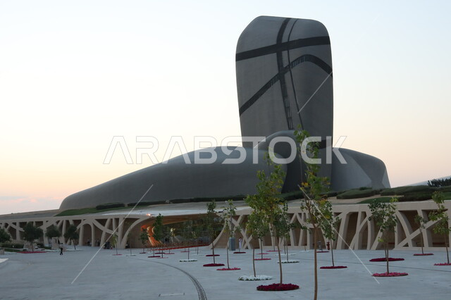  مركز إثراء منارة فكرية ومعلم سياحي مشهور, مركز الملك عبد العزيز الثقافي العالمي في مدينة الظهران، المراكز الثقافية الغنية بالعلم والمعرفة، مكاتب ومتاحف عصرية،الفن الهندسي المعماري للواجهة الخارجية للمبنى على الطراز الحديث في المملكة العربية السعودية