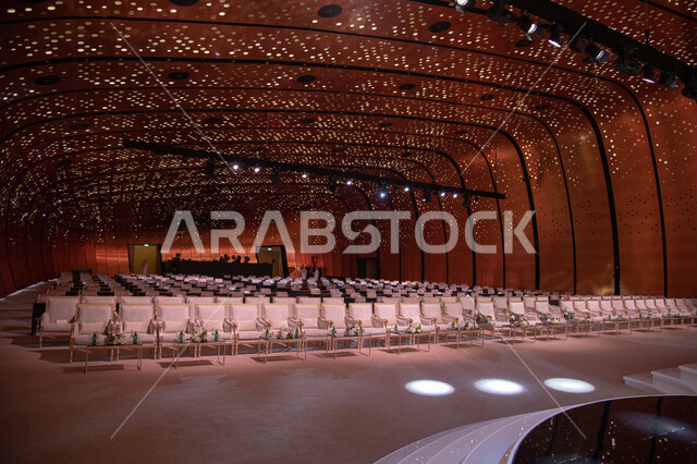 الديكور الداخلي المميز لقاعة المؤتمرات في مركز إثراء، منارة فكرية ومعلم سياحي مشهور, مركز الملك عبد العزيز الثقافي العالمي من الداخل في مدينة الظهران، المراكز الثقافية الغنية بالعلم والمعرفة، مكاتب ومتاحف عصرية، الفن الهندسي المعماري في التصميم الفريد للمبنى