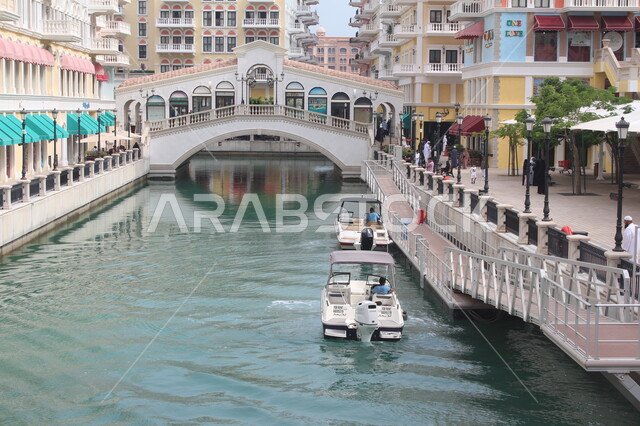 استخدام المراكب والقوارب الصغيرة لأخذ جولة واستكشاف المكان وتسهيل التنقلات، المنازل والمباني على ضفاف القنوات المائية في جزيرة اللؤلؤة، الفن الهندسي المعماري للجسور والأحياء في حي كارتييه في مدينة الدوحة، الأماكن والمناطق السياحية المشهورة في قطر