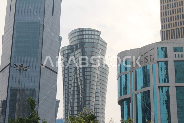 النمو والتطور العمراني والتقدم الحضاري في دولة قطر، المباني والأبراج المبنية على الطراز الحديث، الفن الهندسي المعماري في إنشاء ناطحات السحاب والفنادق الشاهقة في مدينة الدوحة، برج الدوحة المشهور في العاصمة القطرية