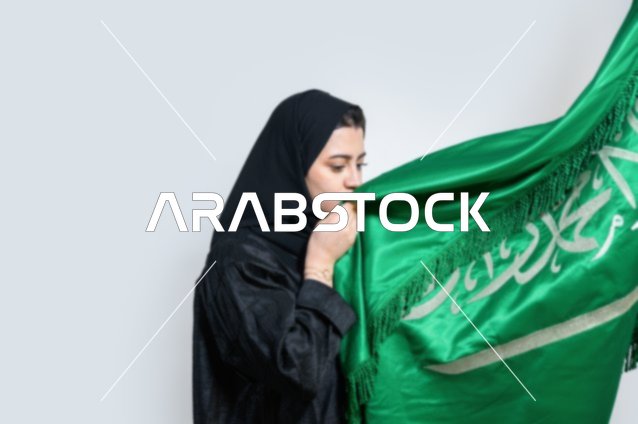 بورتريه لسيدة عربية خليجية سعودية تحمل بين يديها المملكة العربية السعودية و تقوم بتقبيله ، اليوم الوطني السعودي ، الإحتفال بالعيد الوطني ، خلفية بيضاء