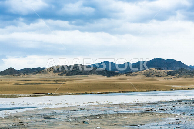 يوم ممطر في الصحراء بالمملكة العربية السعودية، الجبال والرمال والاشجار، الصحراء السعودية بعد هطول المطر