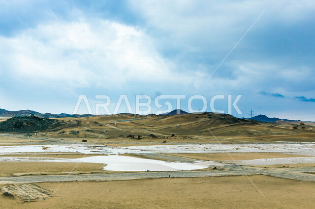 يوم ممطر في الصحراء بالمملكة العربية السعودية، الجبال والرمال والاشجار، الصحراء السعودية بعد هطول المطر