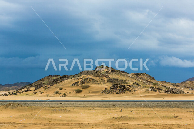 صورة لطريق صحراوي في المملكة العربية السعودية، الطرق والشوارع والجبال، الطبيعة الصحراوية في الشتاء، الصحراء السعودية بعد هطول المطر