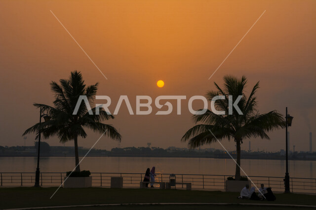 منطقة مسجد حسن عناني من الخارج هو أحد المساجد الكبيرة بمدينة جدة ، يقع على كورنيش جدة ، معالم سياحية ، مناظر طبيعية و معمارية ، جمال المملكة العربية السعودية
