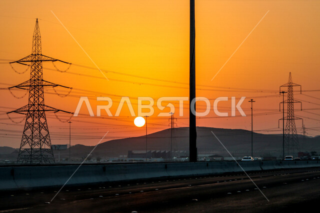 صورة توضيحية للطرق ووسائل المواصلات اثناء غروب الشمس، منظر طبيعي خلاب اثناء الغروب، السيارات والطرق والشوارع