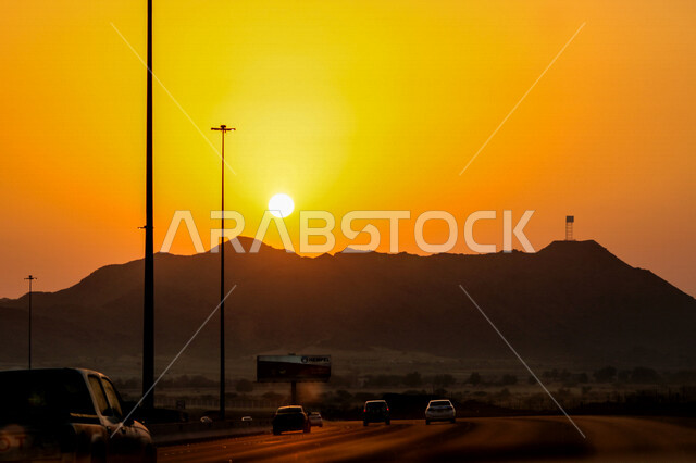 صورة توضيحية للطرق ووسائل المواصلات اثناء غروب الشمس، منظر طبيعي خلاب اثناء الغروب، السيارات والطرق والشوارع