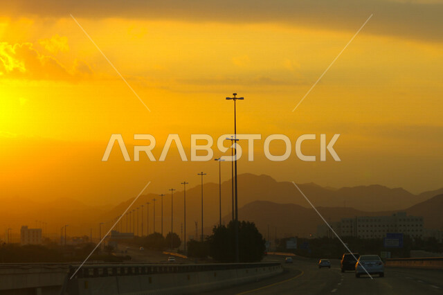 صورة توضيحية للطرق ووسائل المواصلات اثناء غروب الشمس، منظر طبيعي خلاب اثناء الغروب، السيارات والطرق والشوارع