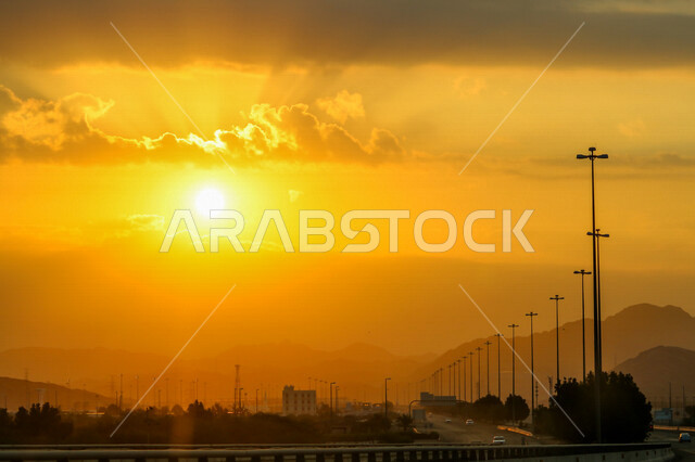 صورة توضيحية للطرق ووسائل المواصلات اثناء غروب الشمس، منظر طبيعي خلاب اثناء الغروب، السيارات والطرق والشوارع