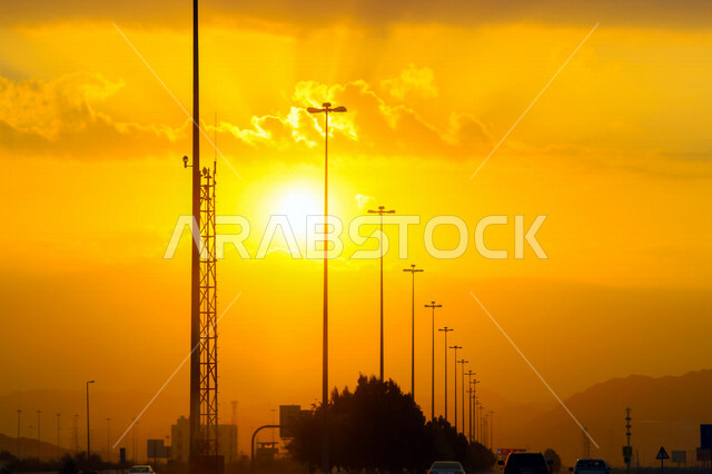 صورة توضيحية للطرق ووسائل المواصلات اثناء غروب الشمس، منظر طبيعي خلاب اثناء الغروب، السيارات والطرق والشوارع