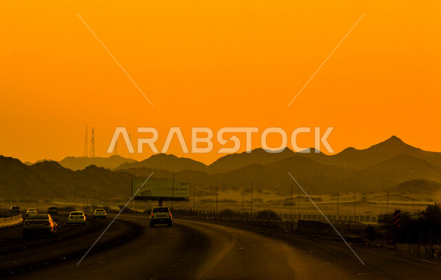 صورة توضيحية للطرق ووسائل المواصلات اثناء غروب الشمس، منظر طبيعي خلاب اثناء الغروب، السيارات والطرق والشوارع