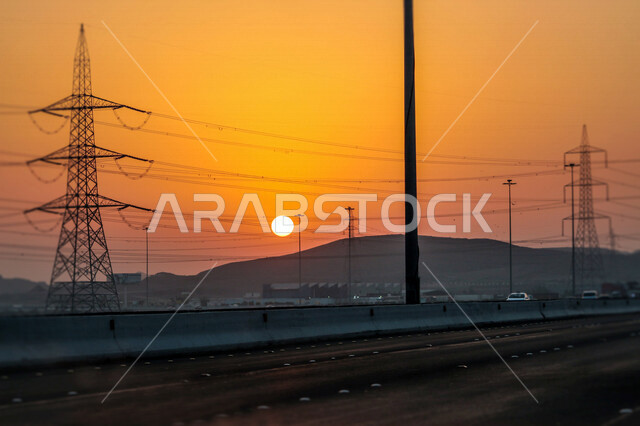 صورة توضيحية للطرق ووسائل المواصلات اثناء غروب الشمس، منظر طبيعي خلاب اثناء الغروب، السيارات والطرق والشوارع