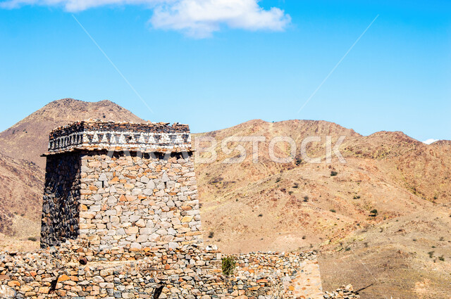 القلاع التراثية المشيدة من الحجارة في وقت النهار، البيوت والمباني الحجرية الأثرية، منزل القرية التراثية القديمة في منطقة الباحة في المملكة العربية السعودية, الفن الهندسي المعماري على الطراز القديم، المعالم السياحية المشهورة, خلفية الطبيعه