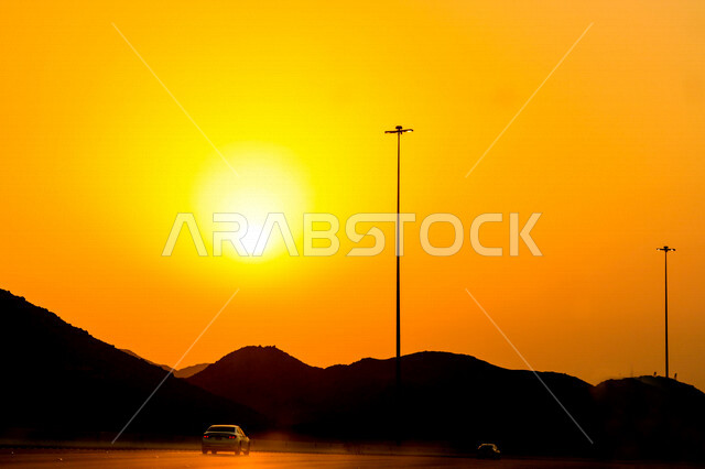 صورة توضيحية للطرق ووسائل المواصلات اثناء غروب الشمس، منظر طبيعي خلاب اثناء الغروب، السيارات والطرق والشوارع