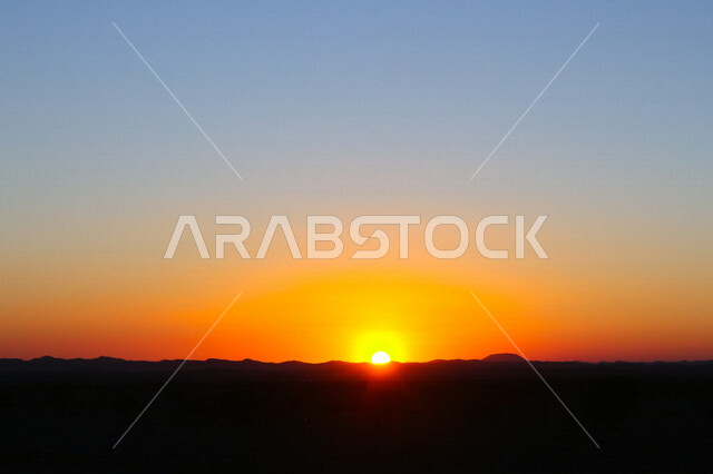صورة ظلية ارض صحراوية استوائية، منظر طبيعي خلاب اثناء الغروب، جمال الطبيعة اثناء غروب الشمس