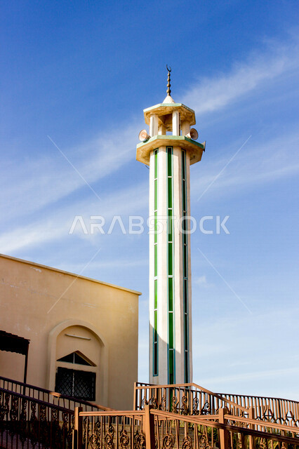 صورة مقربة لمئذنة مسجد شاهقة الارتفاع، تصميم ابداعي، تصميمات هندسية اسلامية، الفن الاسلامي المعماري في السعودية