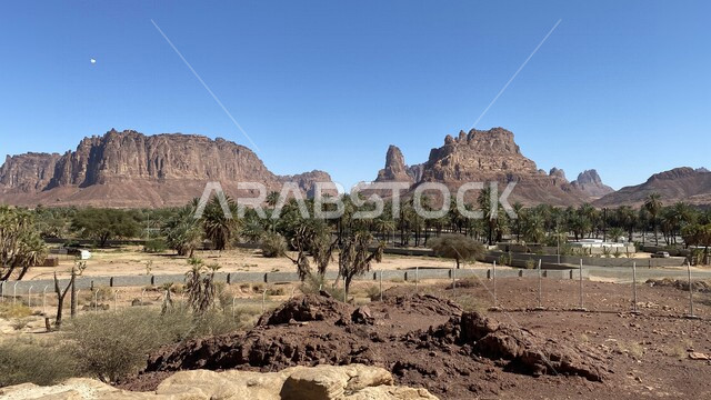 صورة لوادي و جبال الديسة الساحرة في منطقة تبوك ، جريان الماء في الوادي ، روعة و جمال الطبيعة الخلابة في السعودية