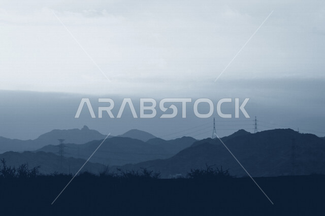 صورة ضلية للطبيعة الجبلية في الصحراء اثناء غروب الشمس، منظر طبيعي خلاب، جمال الطبيعة الجبلية، غروب الشمس