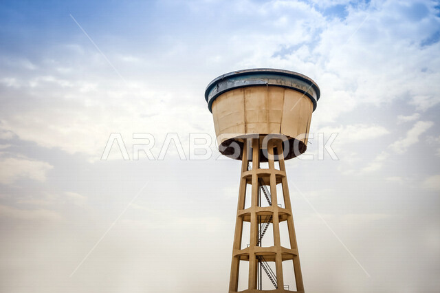 صورة مقربة لخزان مياه كبير بالقرية ، خزان مزود بالمياه