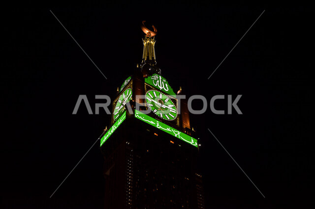 صورة ليلية لمبنى برج الساعة الملكي بالمسجد الحرام بمكة المكرمة، أطول برج ساعة في العالم، اداء مناسك العمرة والحج، المملكة العربية السعودية